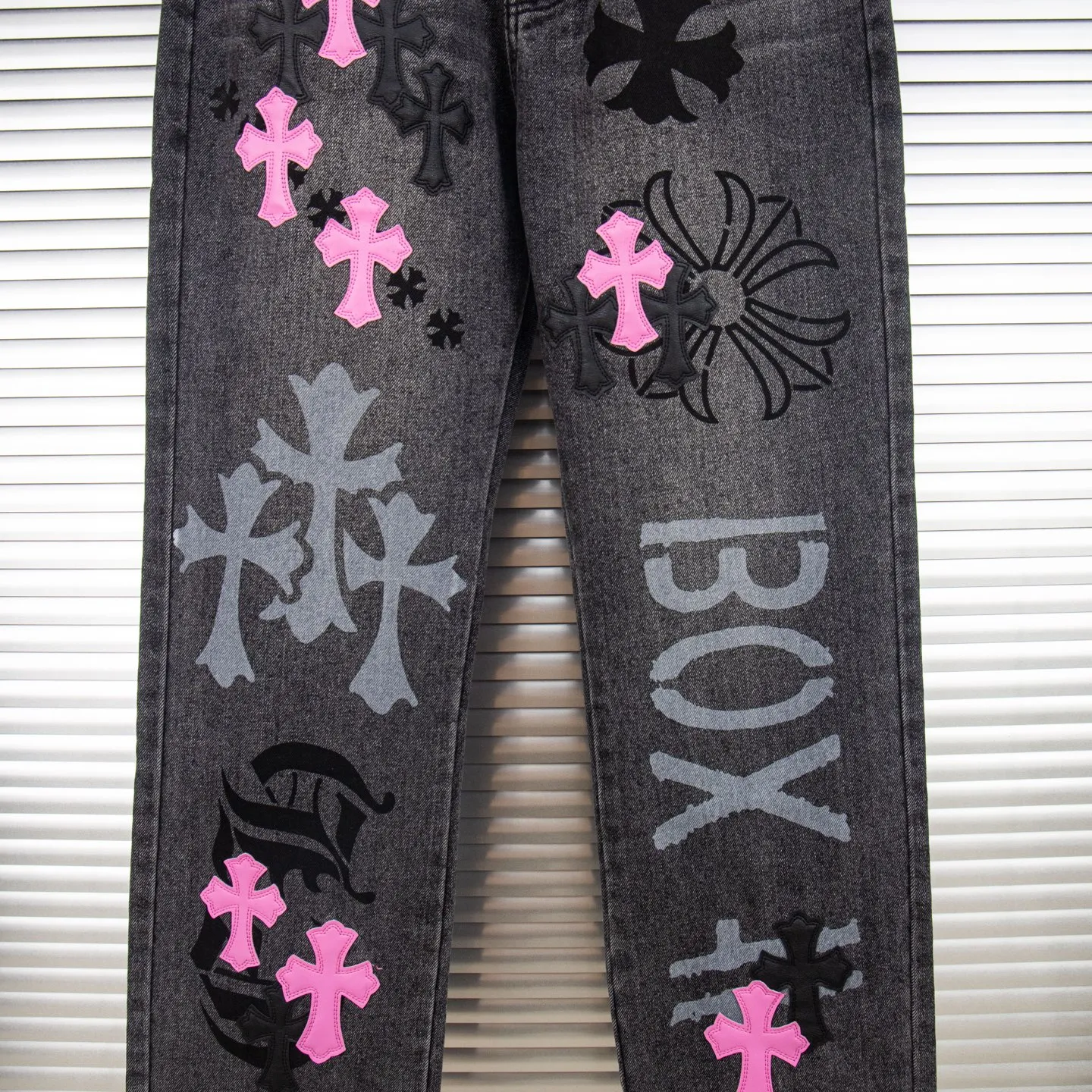 P260 Chrome Hearts Chrome Hearts Jeans Purple Matty Boy Sex Records Rivet Style Work Jeans CH Jeans need to be disassembled and washed before being dismantled and hand-stitched with sheepskin cross leather and then spliced ​​together to complete. The whole piece has too many craftsmanship to explain. The cabinet price is 16W+ level, patchwork cross pattern embellishment, high-waisted washed jeans! ! Absolutely high-end luxury products, 8W+ level god-level items, super popular products, made with top heavy industry, a magic weapon that cannot be missed. About Kroxin This is an extremely luxurious fashion brand, which can also be called the aristocrats of the high street. It has always been an exclusive brand for some hipsters or rich second generation. Compared with ordinary high streets, it is more luxurious and noble. Compared with luxury brands, it has a more fashionable personality and has always been a brand that I have a special liking for. Style number: 1761# Size: 28 30 32 34 36